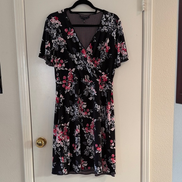 White House Black Market Dresses & Skirts - White House Black Market Black Pink Print Reversible Short Sleeve Dress Size 12